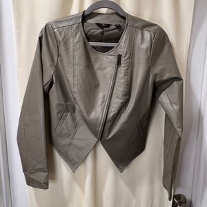Stylish Gray Faux Leather Asymmetrical Cropped Moto Jacket with Zipper Detail